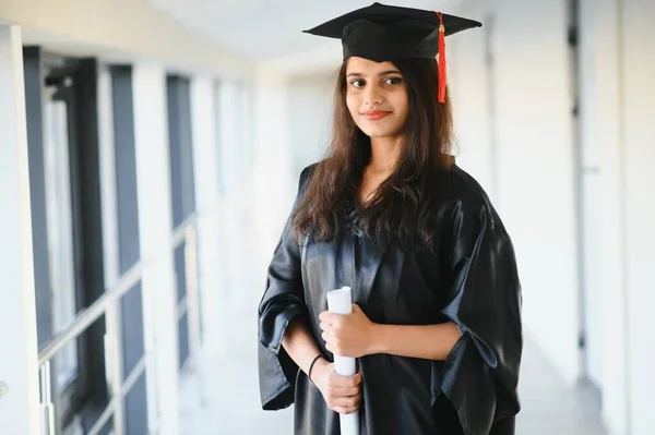 Portret Van Indiase Afgestudeerde Student — Stockfoto