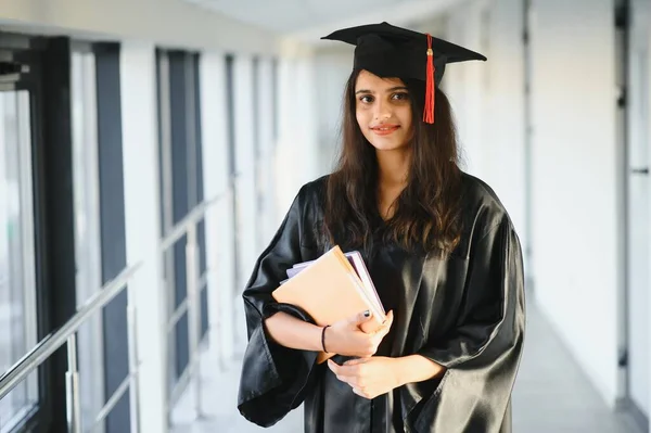 Joven Mujer India Asiática Graduada Usando Bata Logro Vida Aprender — Foto de Stock