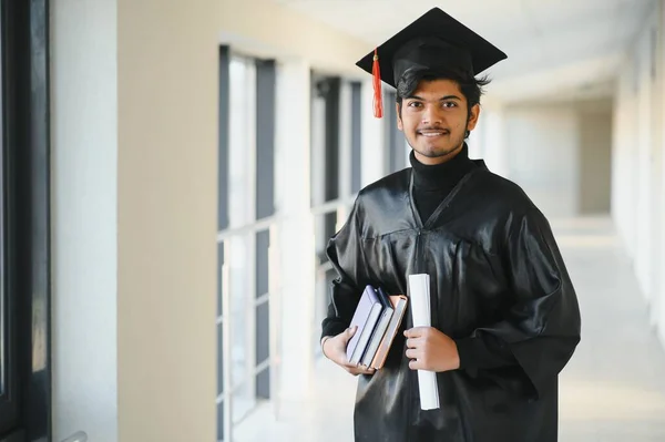 Portrait Beau Jeune Homme Indien Diplômé Peignoir Fin Études Fond — Photo