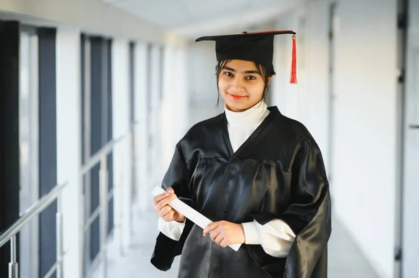 Portrait Étudiant Indien Diplômé — Photo