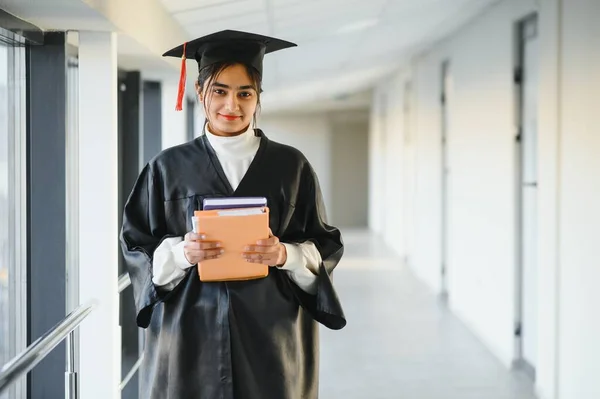 Portrait Étudiant Indien Diplômé — Photo