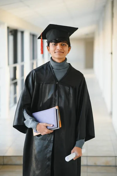 Porträt Eines Gut Aussehenden Indischen Männlichen Absolventen Abschlussrobe Und Blauem — Stockfoto