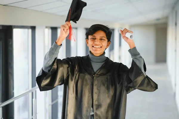 Portrait Beau Jeune Homme Indien Diplômé Peignoir Fin Études Fond — Photo