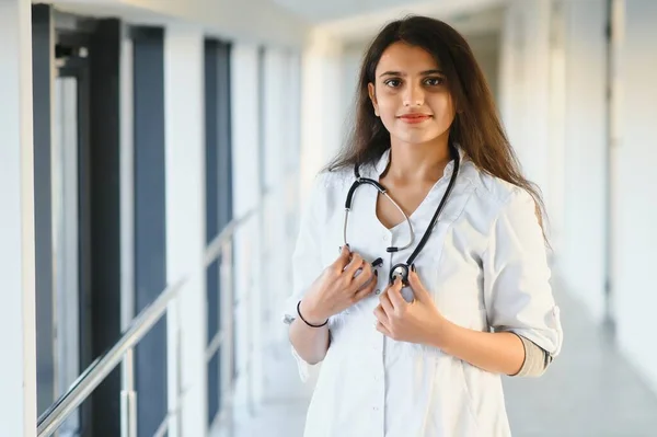 Eine Indische Asiatische Ärztin Einem Krankenhaus Mit Stethoskop — Stockfoto