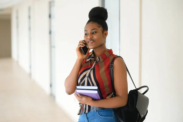 Молодая Американская Студентка Африки Улыбается Счастливой Ходьбой Университетскому Кампусу — стоковое фото