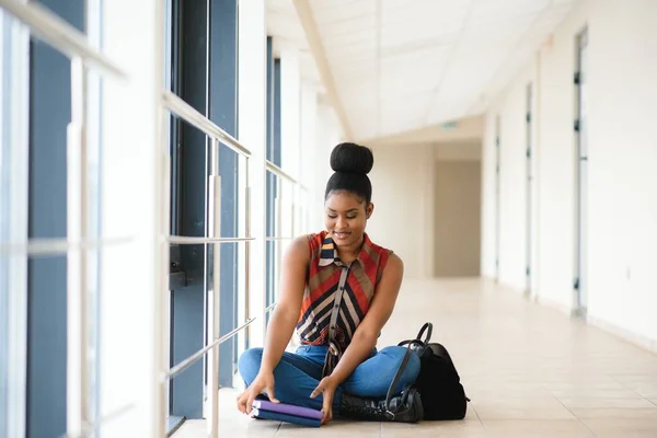 Vackra Kvinnliga Afrikanska Amerikanska Universitet Studentporträtt — Stockfoto