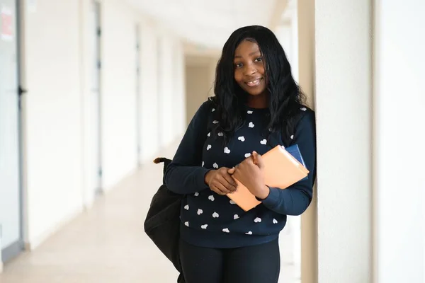 Портрет Счастливой Африканской Студентки Колледжа — стоковое фото