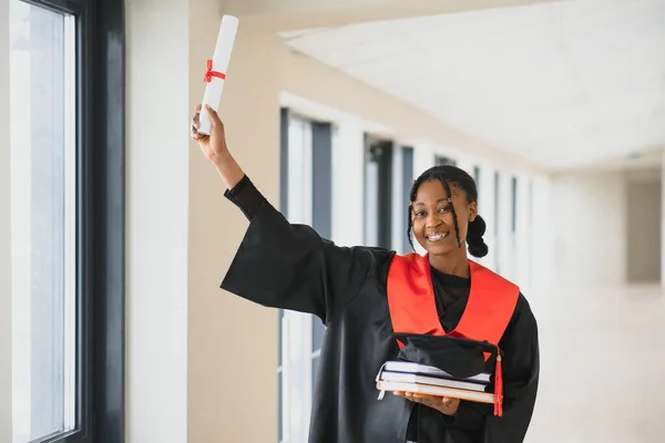 Nahaufnahme Porträt Einer Glücklichen Studentin Mit Zertifikat Auf Dem College — Stockfoto