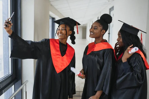 Optimistic Young University Graduates Graduation — Stock Photo, Image