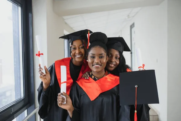 Retrato Graduados Multirraciales Titulares Diploma —  Fotos de Stock