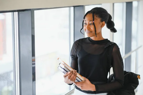 Porträtt Lycklig Kvinnlig Afrikansk Student — Stockfoto