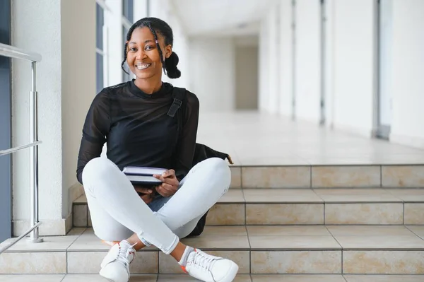 Porträtt Lycklig Kvinnlig Afrikansk Student — Stockfoto