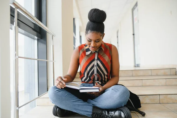Vackra Kvinnliga Afrikanska Amerikanska Universitet Studentporträtt — Stockfoto