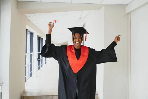 Bonito Jovem Afro Americano Graduado Segurando Diploma — Fotografia de Stock