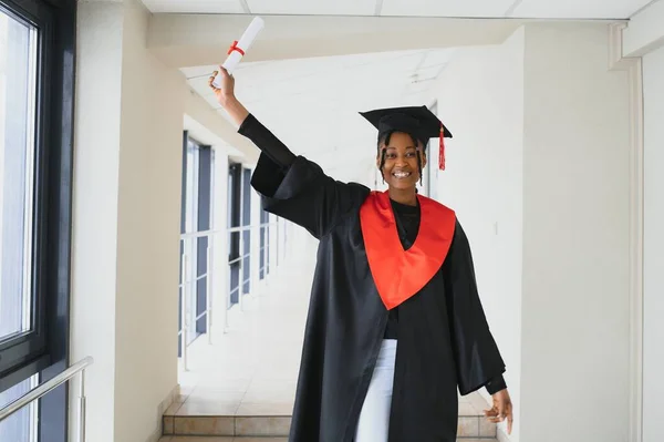 Hermosa Africana Estudiante Con Certificado Graduación —  Fotos de Stock