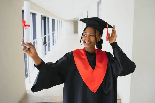 Närbild Porträtt Glad Kvinnlig Student Med Certifikat College Campus — Stockfoto