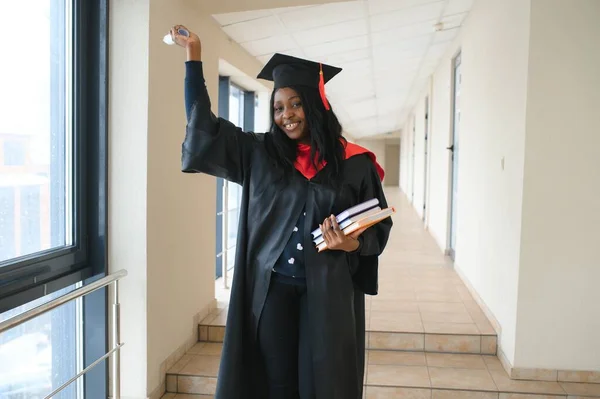 Mooie Afrikaanse Studente Met Diploma Uitreiking — Stockfoto