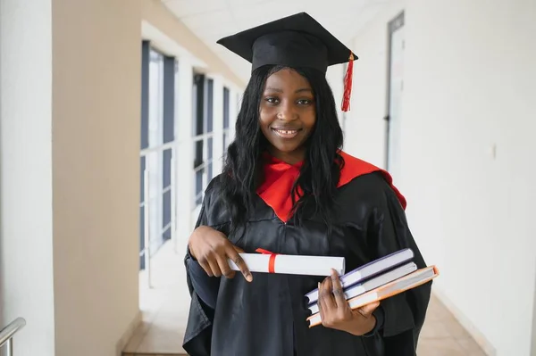 Güzel Genç Afro Amerikan Lisansüstü Holding Diploma — Stok fotoğraf
