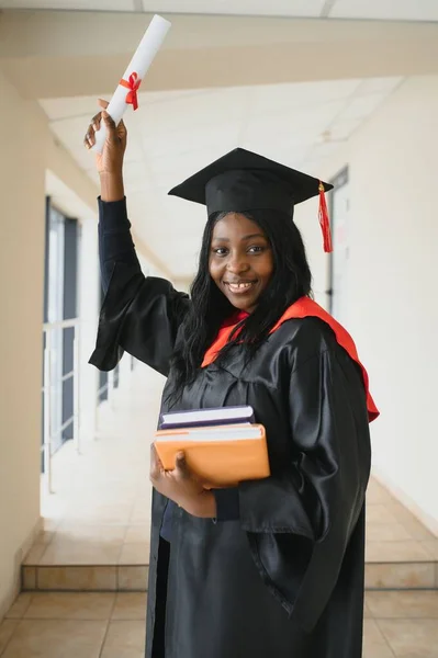 美しい若いアフロ アメリカン大学院持株ディプロマ — ストック写真