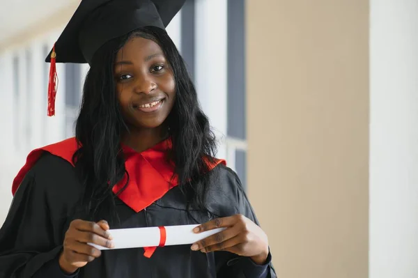 卒業証明書を持っている美しいアフリカの女性学生 — ストック写真