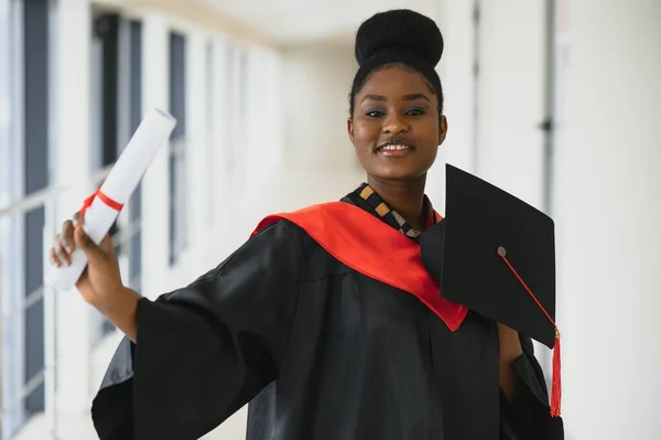 Bela Estudante Africana Com Certificado Graduação — Fotografia de Stock