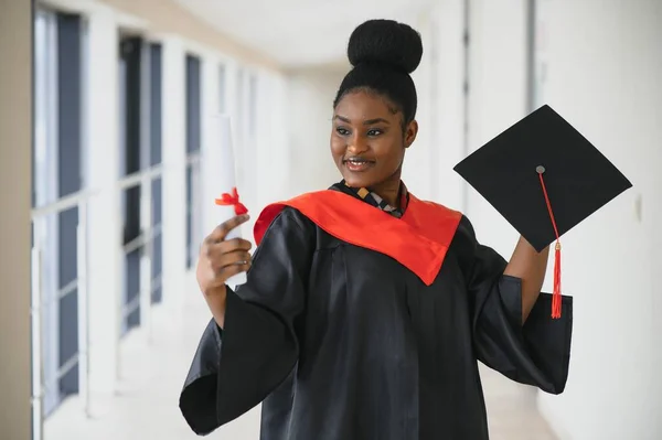 Güzel Genç Afro Amerikan Lisansüstü Holding Diploma — Stok fotoğraf