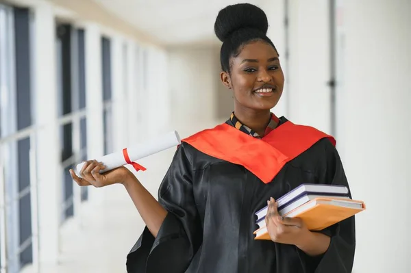 Mezuniyet Sertifikası Olan Güzel Afrikalı Kız Öğrenci — Stok fotoğraf