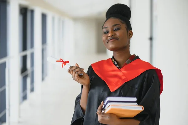 Bonito Jovem Afro Americano Graduado Segurando Diploma — Fotografia de Stock
