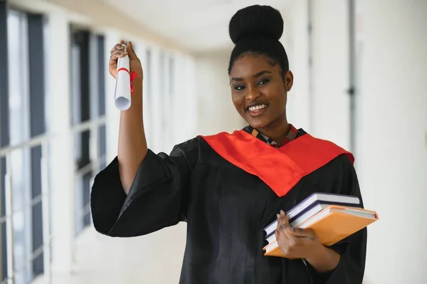 Schöne Junge Afroamerikanische Absolventin Mit Diplom — Stockfoto