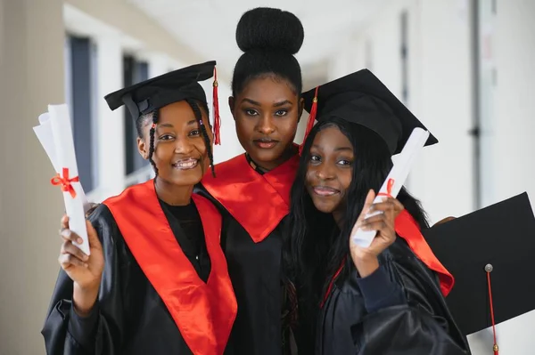 Retrato Diplomados Multirraciais Titulares Diploma — Fotografia de Stock