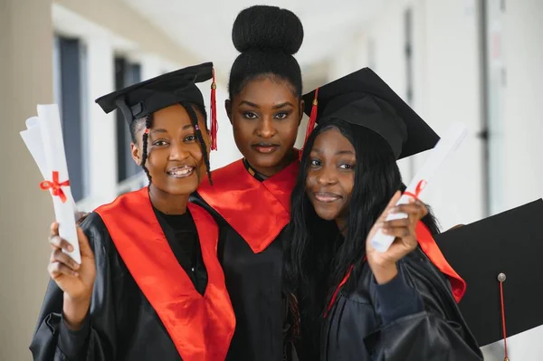 Bildung Graduierung Und Personalkonzept Gruppe Zufriedener Internationaler Studenten Mit Diplomen — Stockfoto