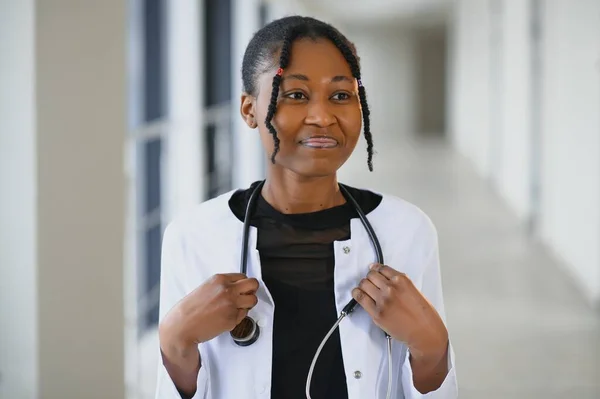 病院の廊下でアフリカ系アメリカ人女性医師が — ストック写真
