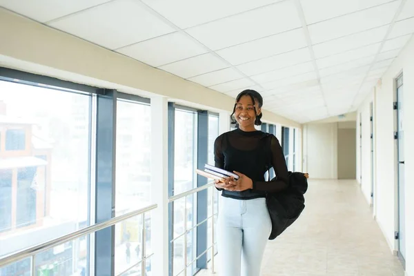 Jovem Estudante Afro Americana Menina Sorrindo Feliz Andando Campus Universitário — Fotografia de Stock