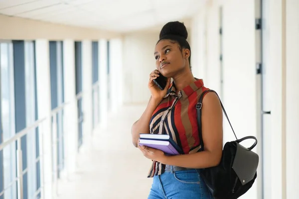 Ganska Afro Amerikansk Kvinnlig Student Med Ryggsäck Och Pappersarbete Klassrummet — Stockfoto