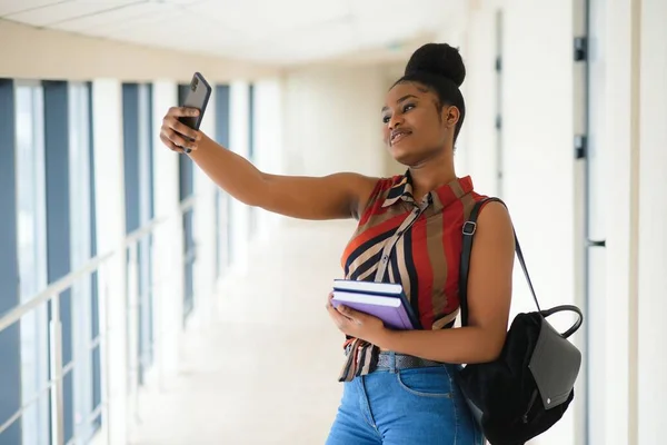 Retrato Feliz Feminino Afro Americano Estudante Universitário — Fotografia de Stock