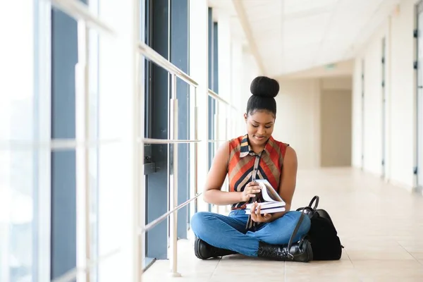 Красивый Портрет Африканской Студентки Университета Америки — стоковое фото