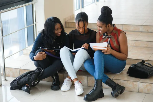 Группа Веселых Афро Американских Студентов Колледжей — стоковое фото