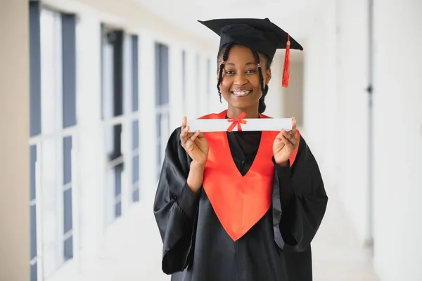 Belle Jeune Afro Américain Diplômé Titulaire Diplôme — Photo