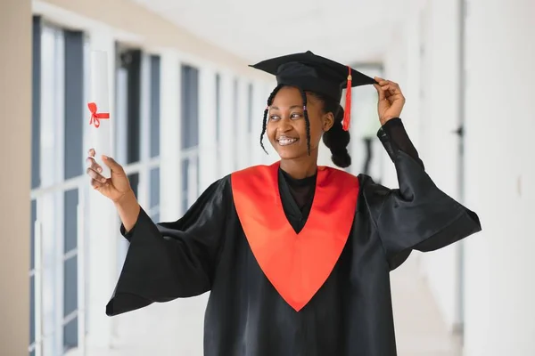 Güzel Genç Afro Amerikan Lisansüstü Holding Diploma — Stok fotoğraf