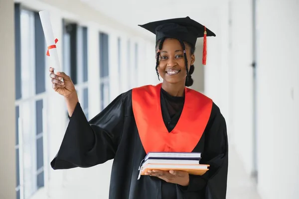 Schöne Junge Afroamerikanische Absolventin Mit Diplom — Stockfoto