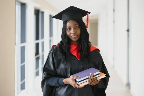 有毕业证书的漂亮的非洲女学生 — 图库照片