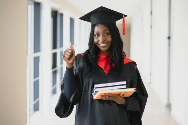 Hermoso Joven Afroamericano Graduado Posesión Diploma —  Fotos de Stock