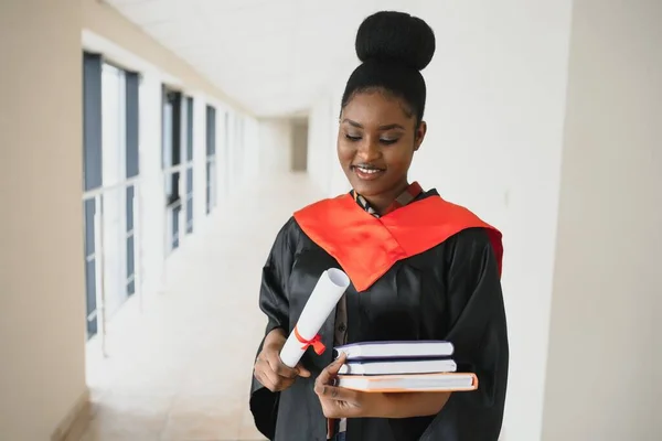 Krásné Mladé Afro Hospodářství Americké Postgraduální Diplom — Stock fotografie