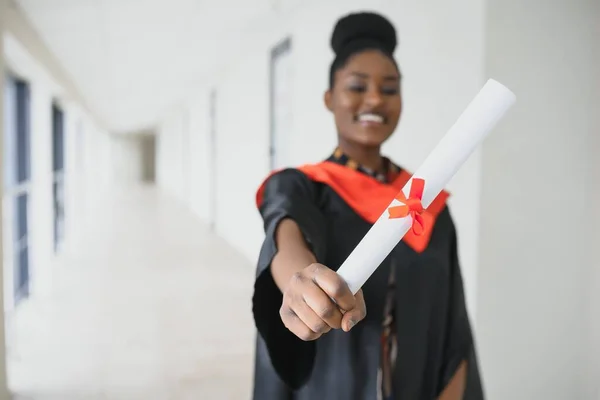Bela Estudante Africana Com Certificado Graduação — Fotografia de Stock