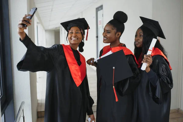 持有文凭的多种族毕业生肖像 — 图库照片