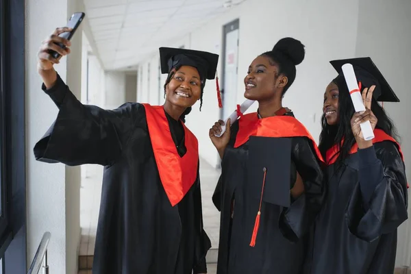 Professores Universitários Jovens Otimistas Graduação — Fotografia de Stock