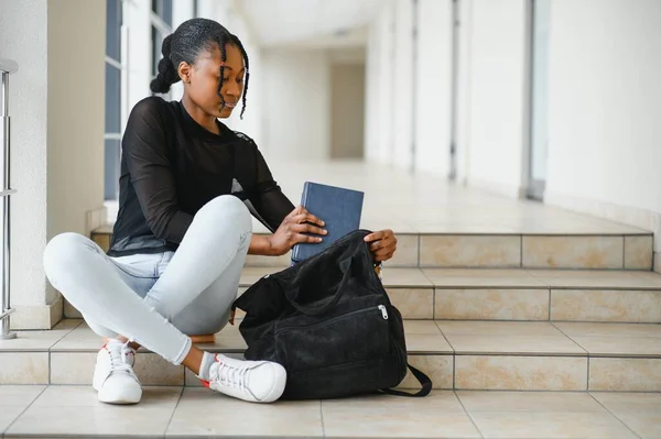 Feliz Sorrindo Menina Estudante Afro Americana Com Mochila Fundo Universitário — Fotografia de Stock