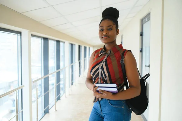 Счастливая Улыбающаяся Африканско Американская Студентка Рюкзаком Фоне Университета Технологии Образование — стоковое фото