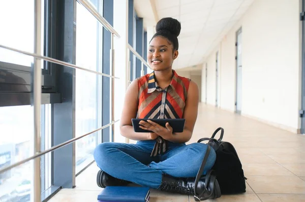 Портрет Счастливой Африканской Студентки Колледжа — стоковое фото
