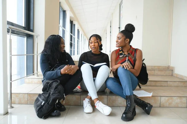 Группа Привлекательных Африканских Студентов Американских Колледжей Кампусе — стоковое фото